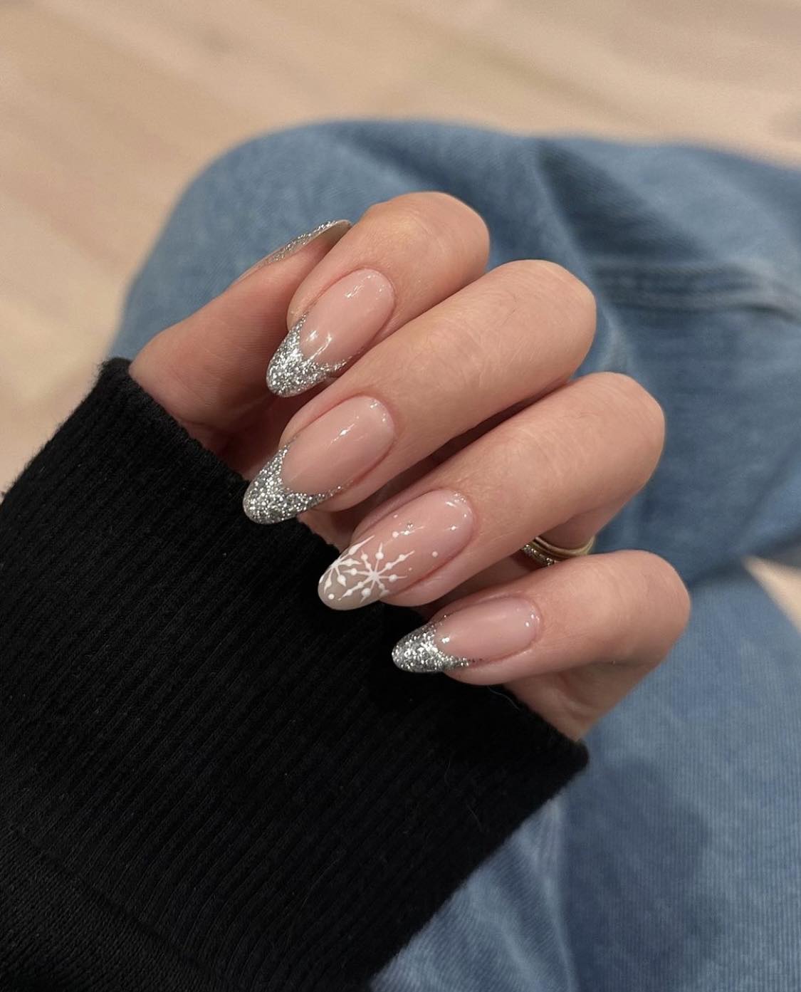 Ongles d'hiver nude et paillettes argentées