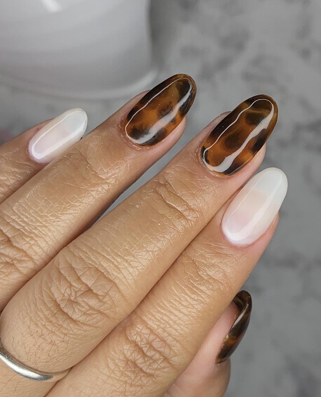 Uñas de otoño en blanco tortuga