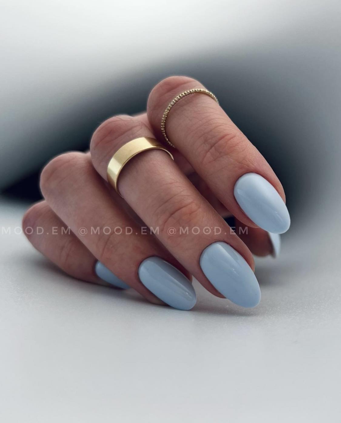 Ongles ovales classiques bleu clair