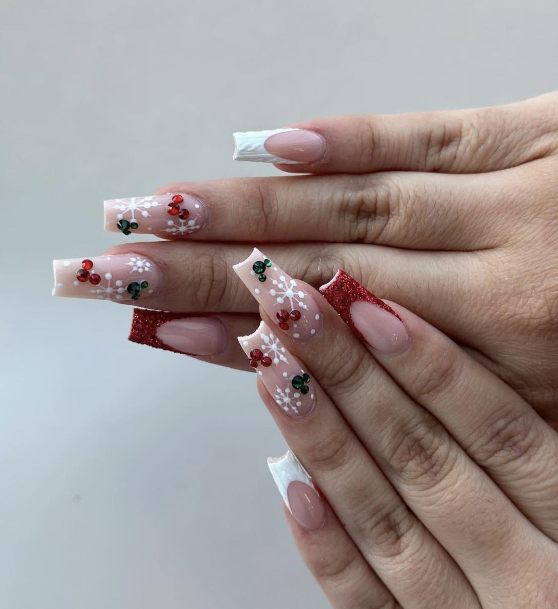 Ongles de Noël Disney à la française, rouges et blancs