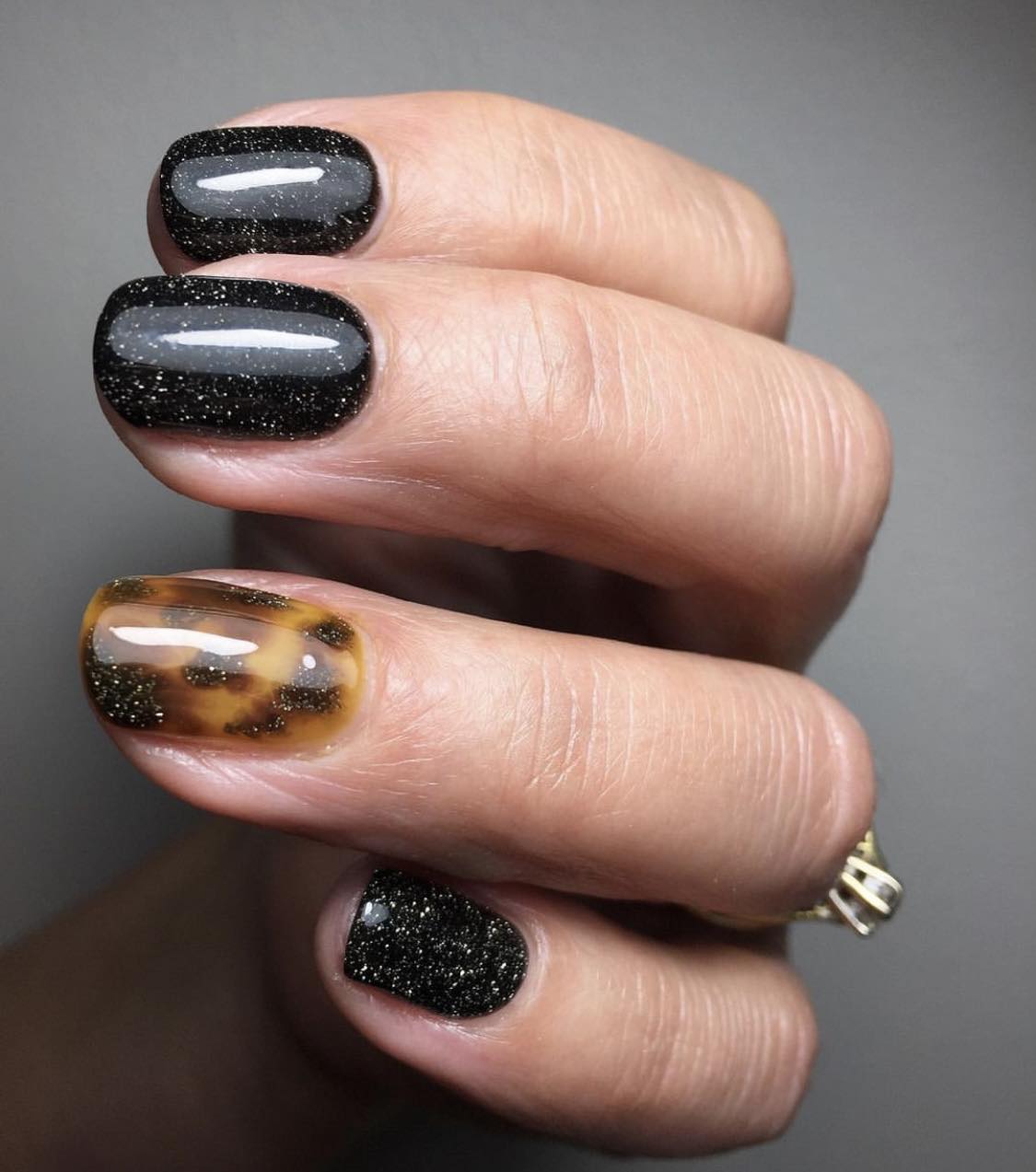 Ongles à paillettes noir tortue