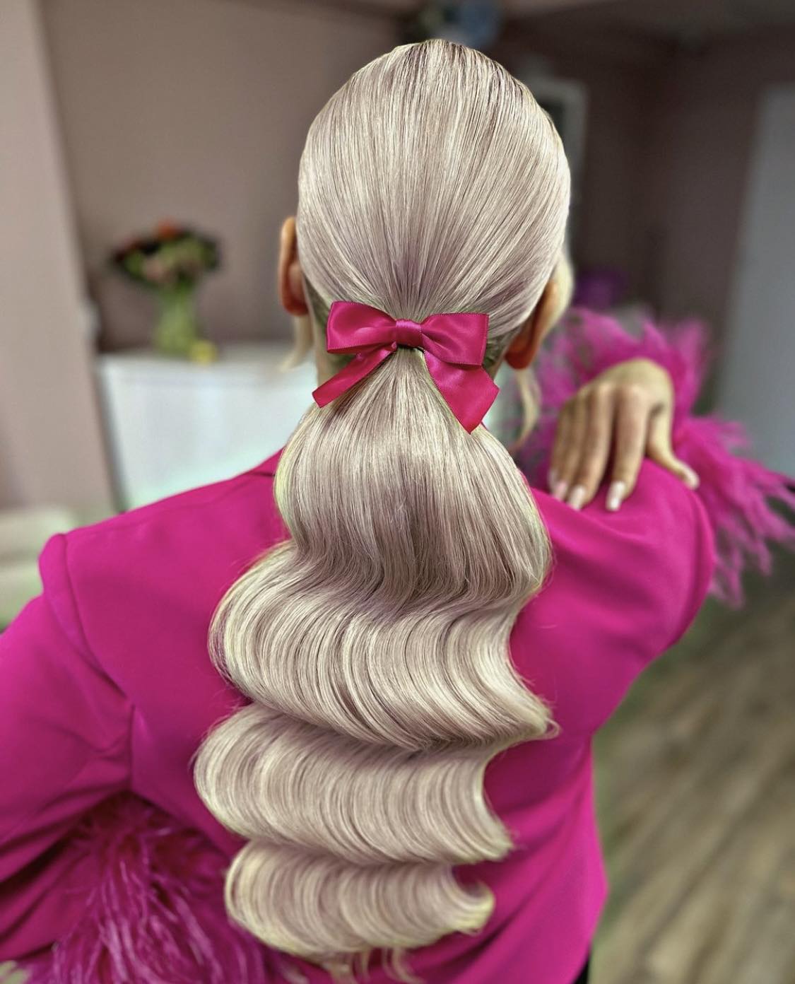 Penteado de rabo-de-cavalo ondulado e elegante com laço