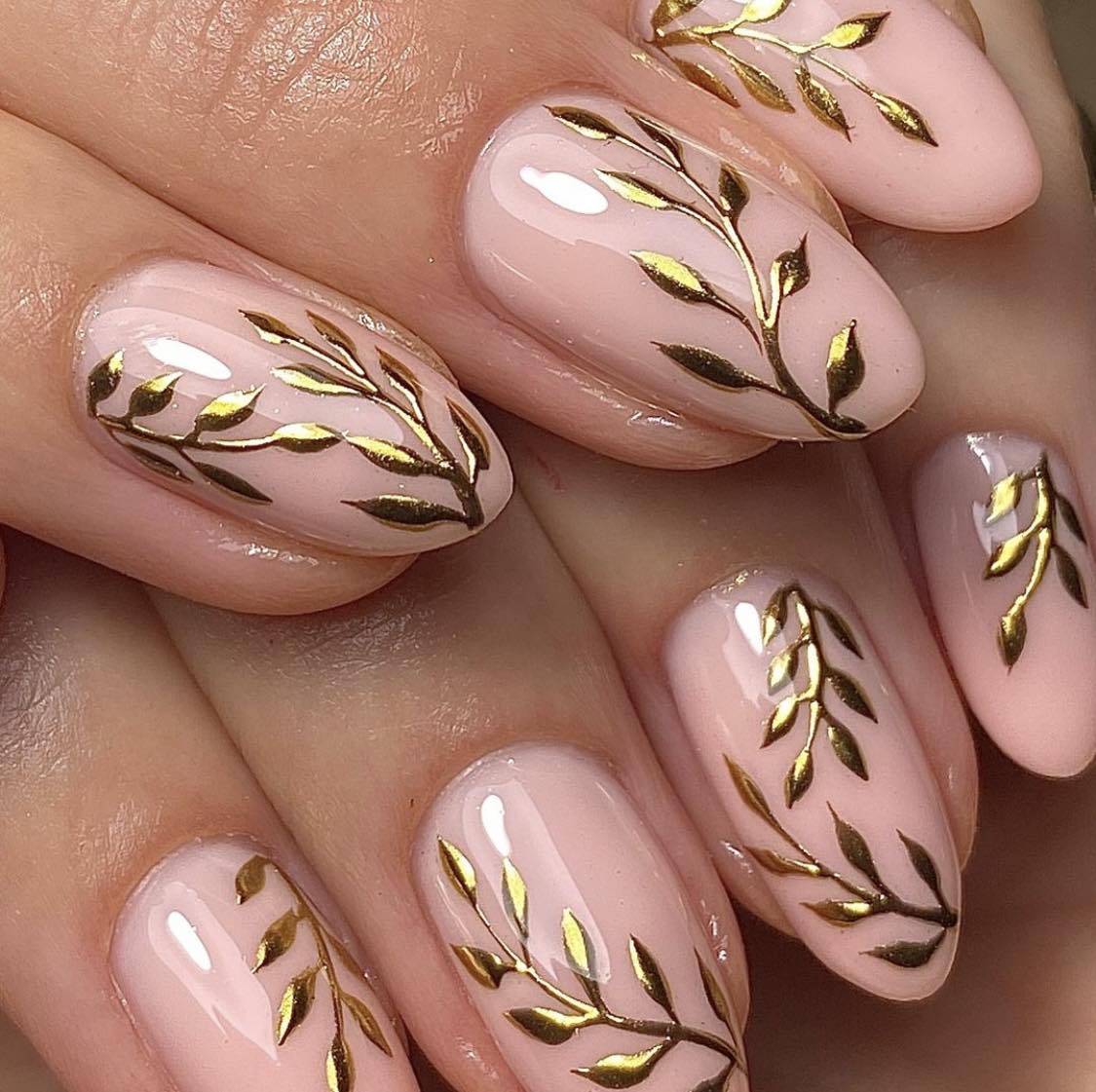 Ongles dorés avec feuilles