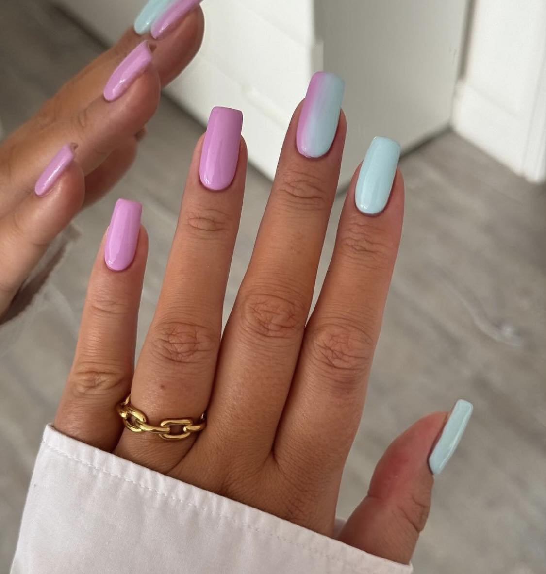 Unhas cor-de-rosa e azul claro