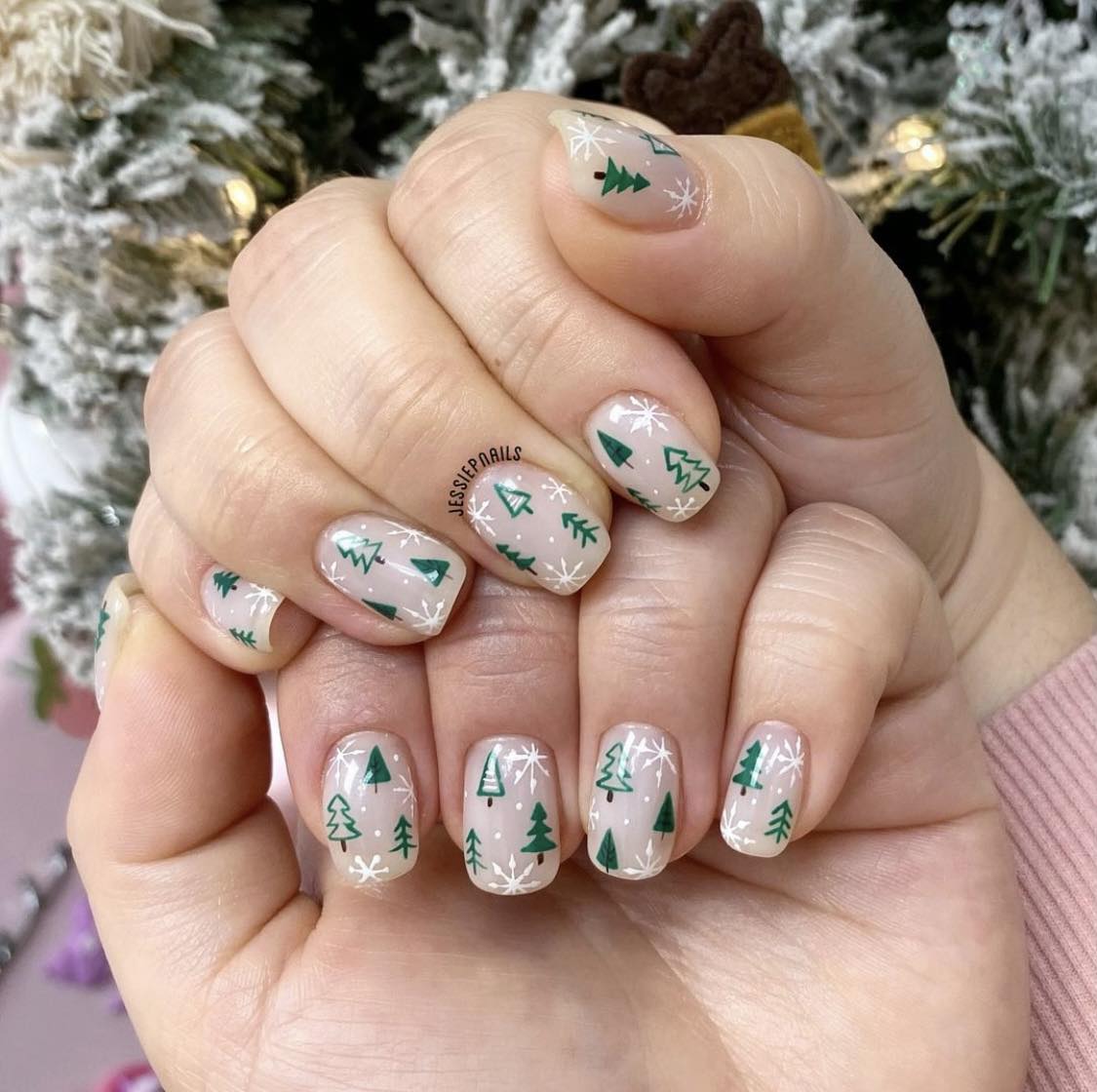 Ongles courts de Noël avec arbres verts