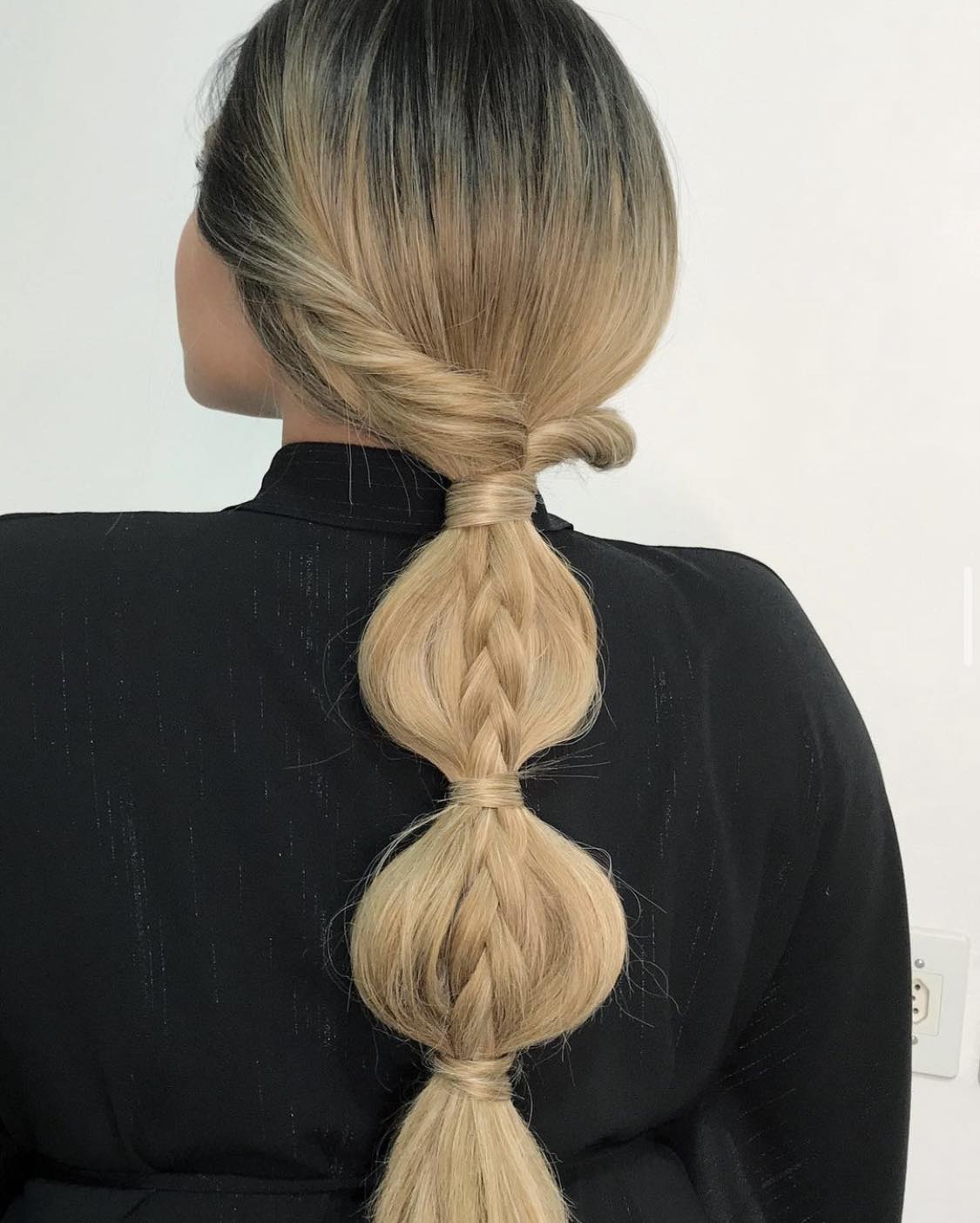 Coiffure en queue de cheval lisse avec bulles et tresses