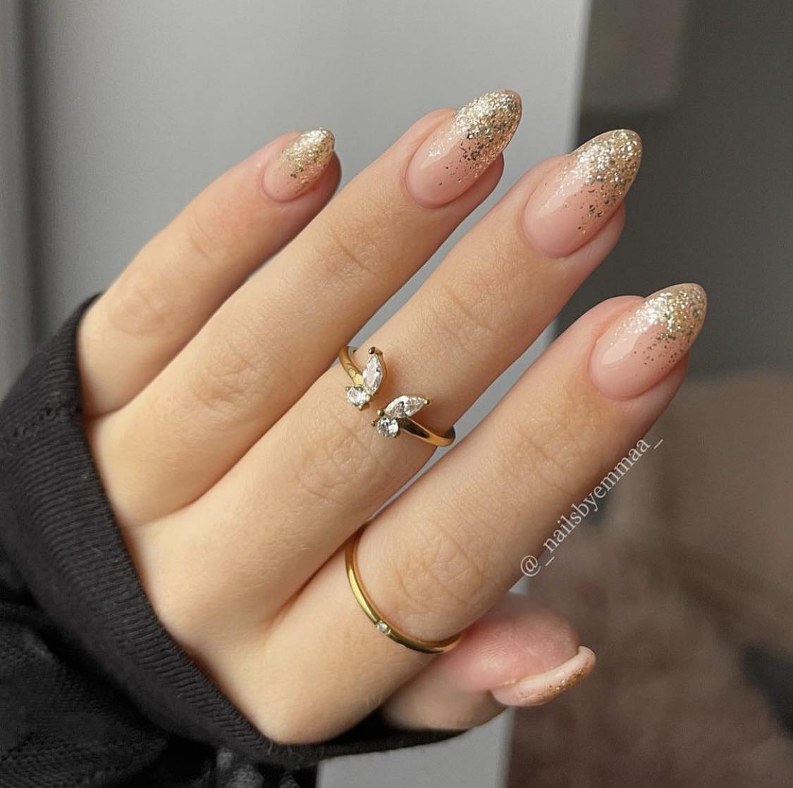 Ongles à paillettes Ombre d'or