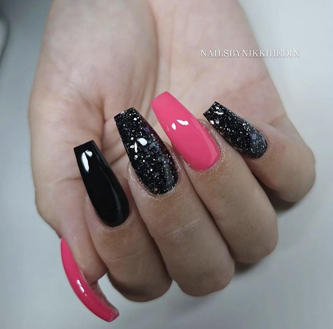 Ongles roses et noirs à paillettes