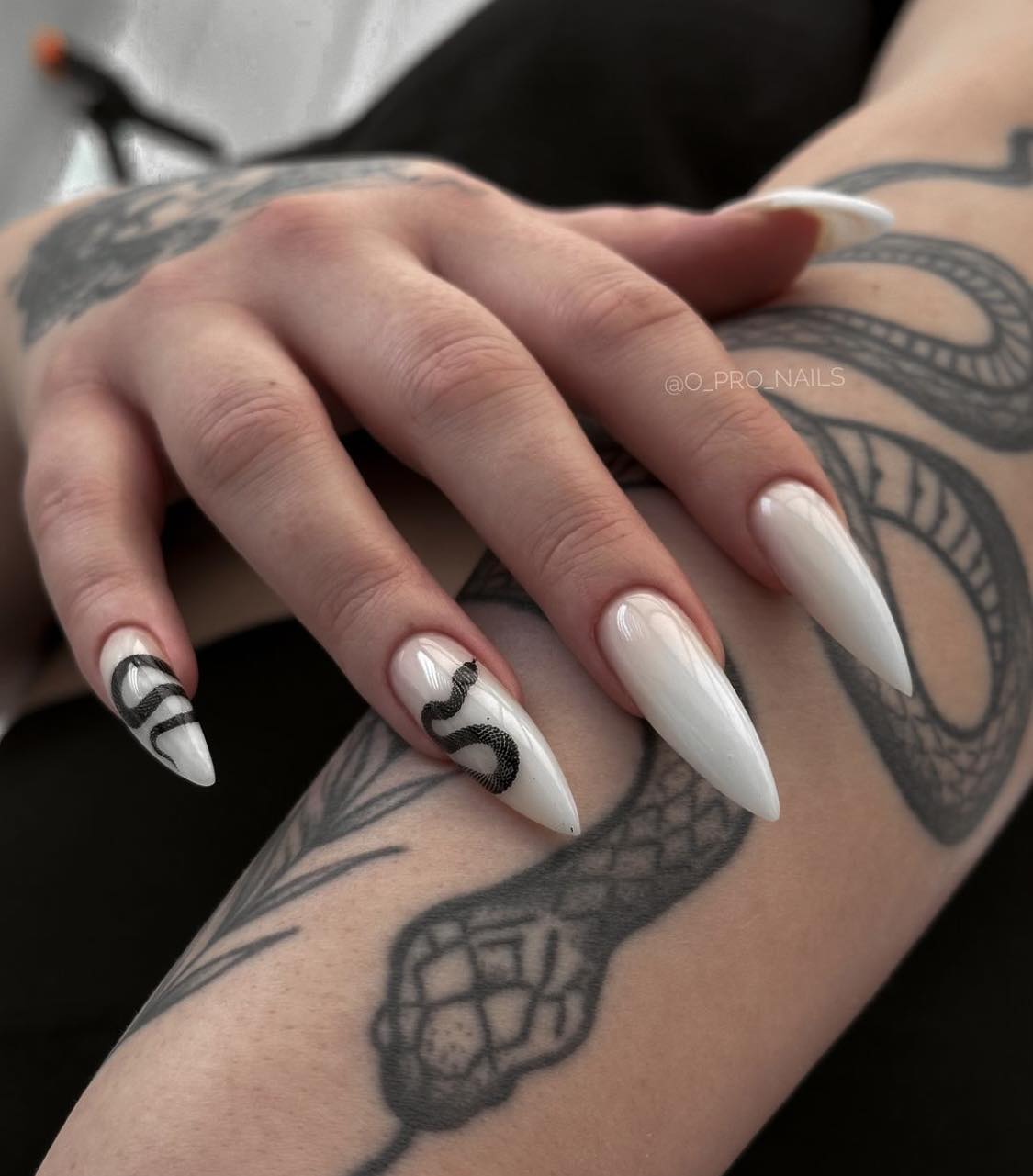 Unhas de outono brancas Stiletto com padrão de cobra