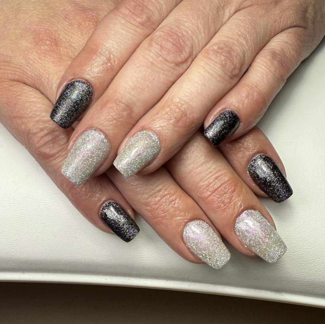 Ongles à paillettes noires et argentées