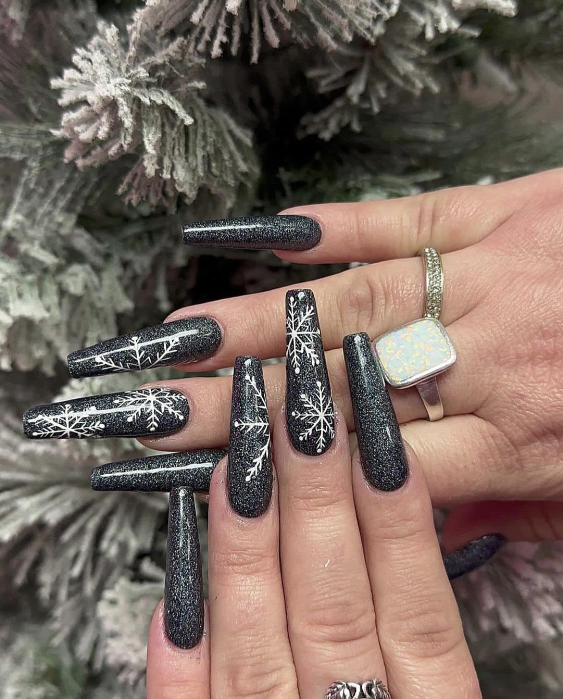 Ongles d'hiver noirs et étincelants