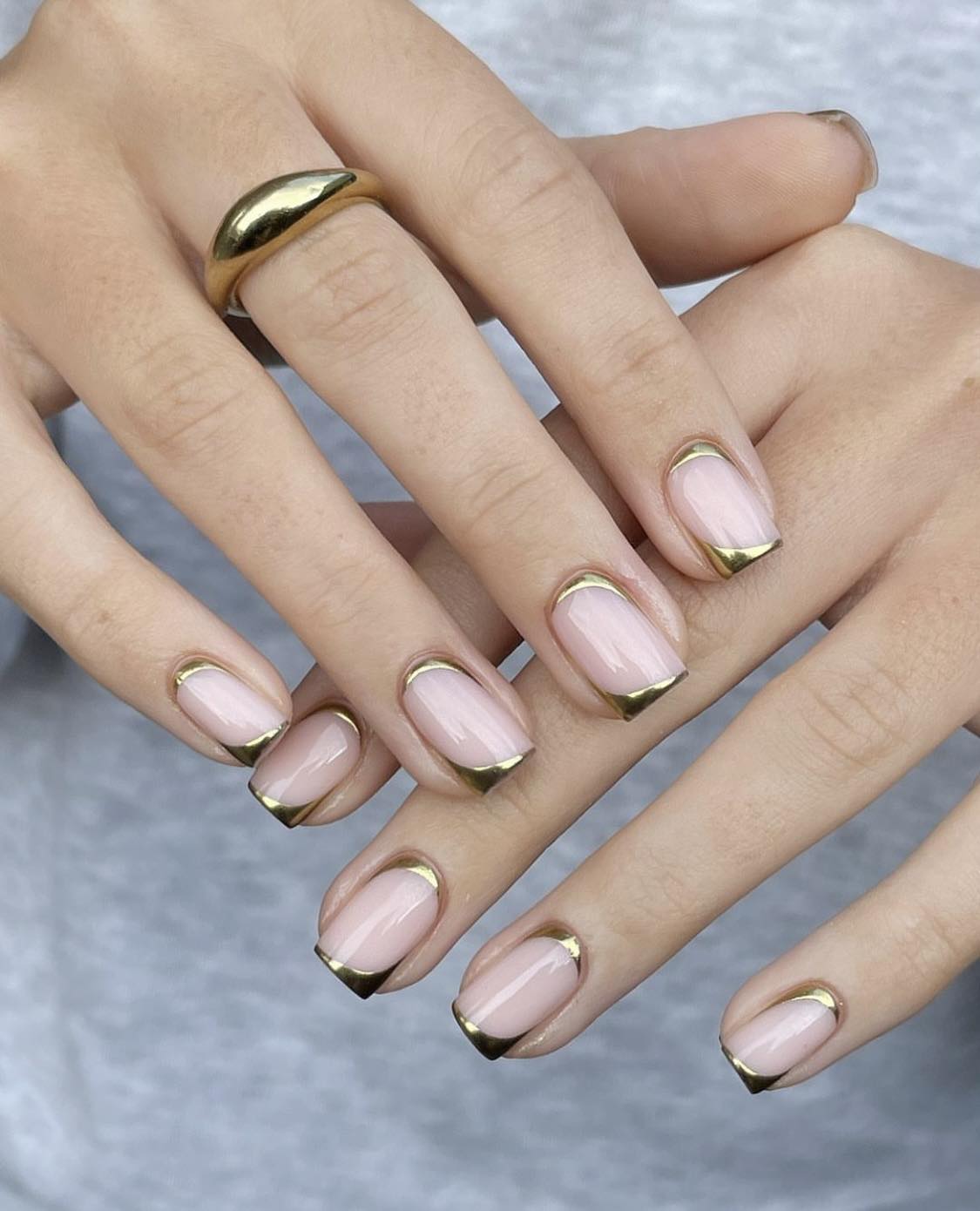 Unhas Nude e Ouro Cromado