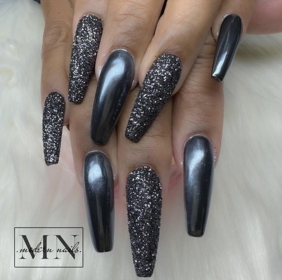 Ongles noirs pailletés et chromés