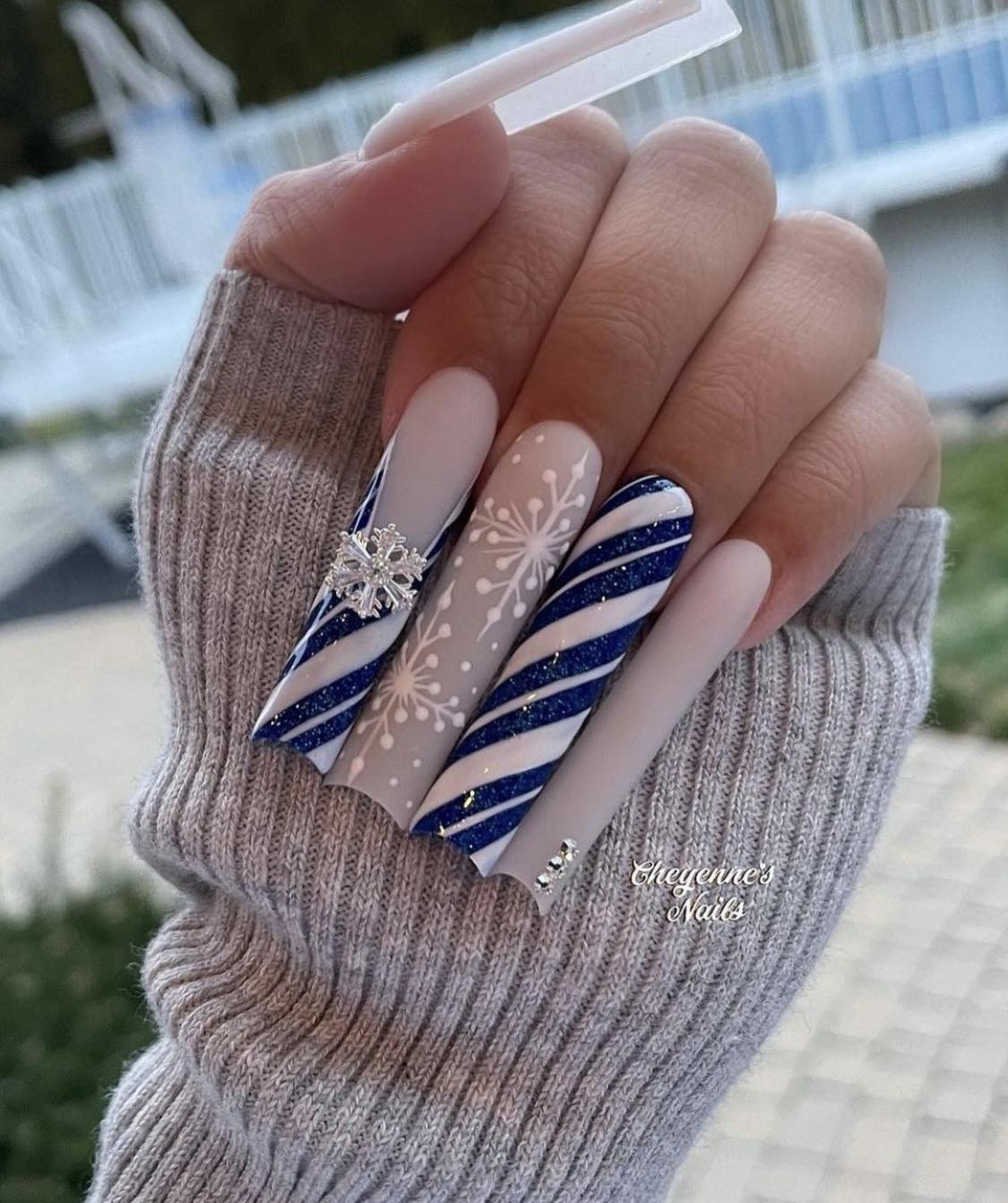 Longs ongles d'hiver bleus et blancs