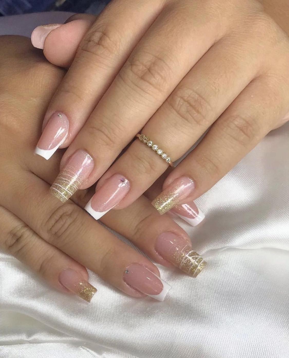 Ongles français blancs et or ombrés