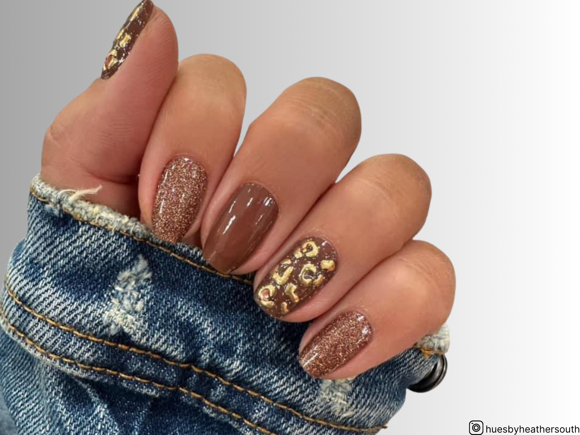 25 Luxueux dessins d'ongles marron et or pour éblouir votre style