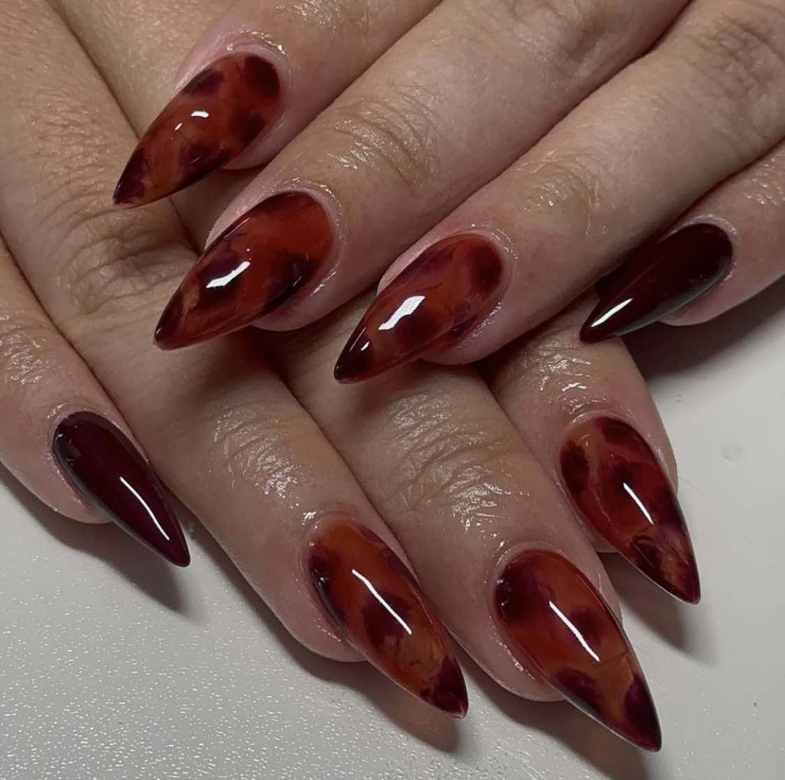 Unhas de tartaruga em forma de amêndoa cor de vinho