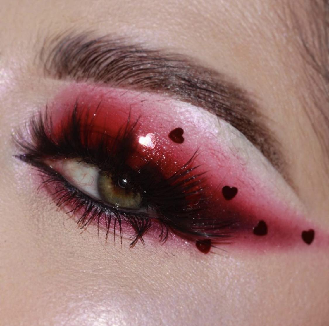 Smokey Eye rosso con paillettes a cuore