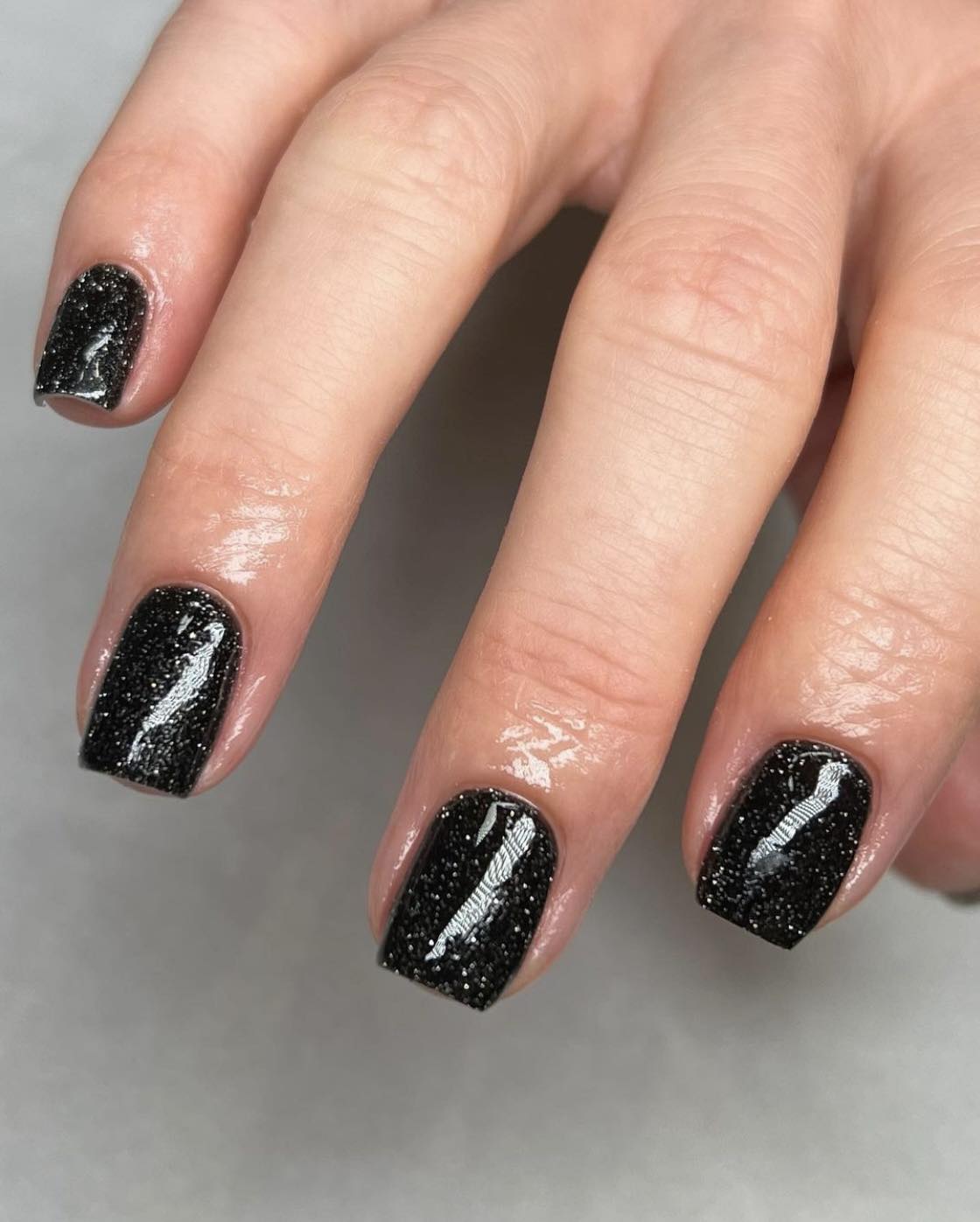 Ongles courts noirs pailletés