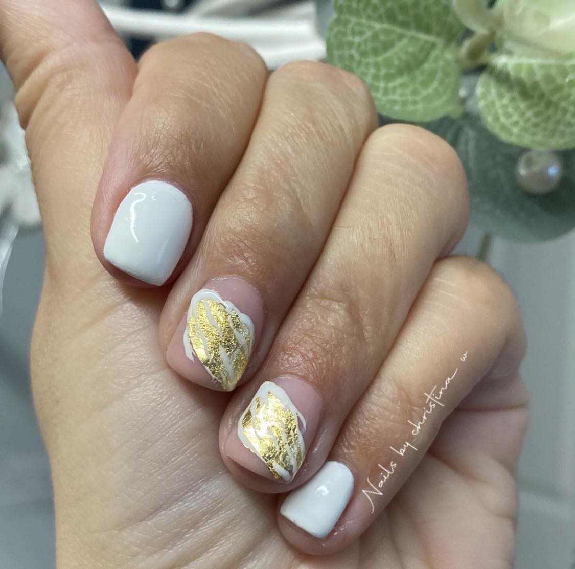 Unhas curtas brancas e douradas