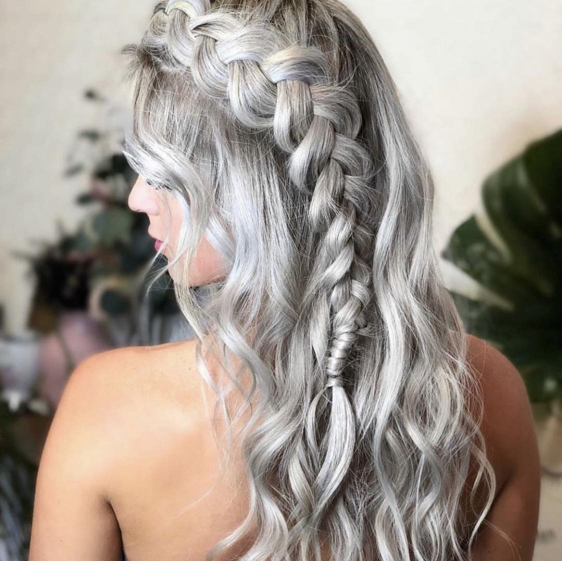 Coiffure avec tresse sur le côté pour le réveillon du Nouvel An