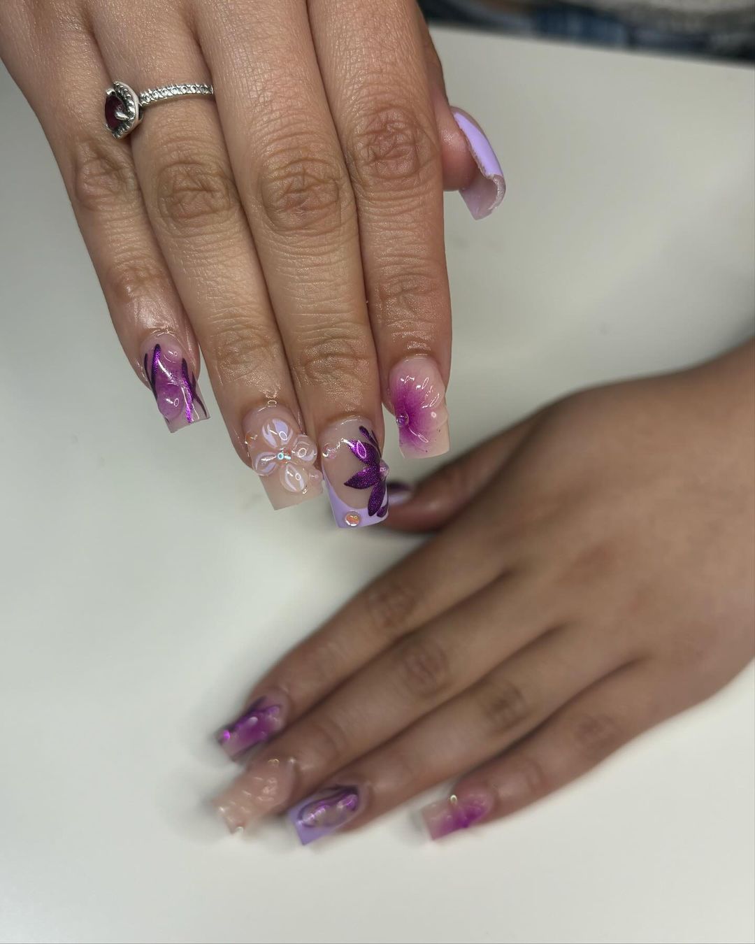 Unhas cromadas roxas com flor 3d