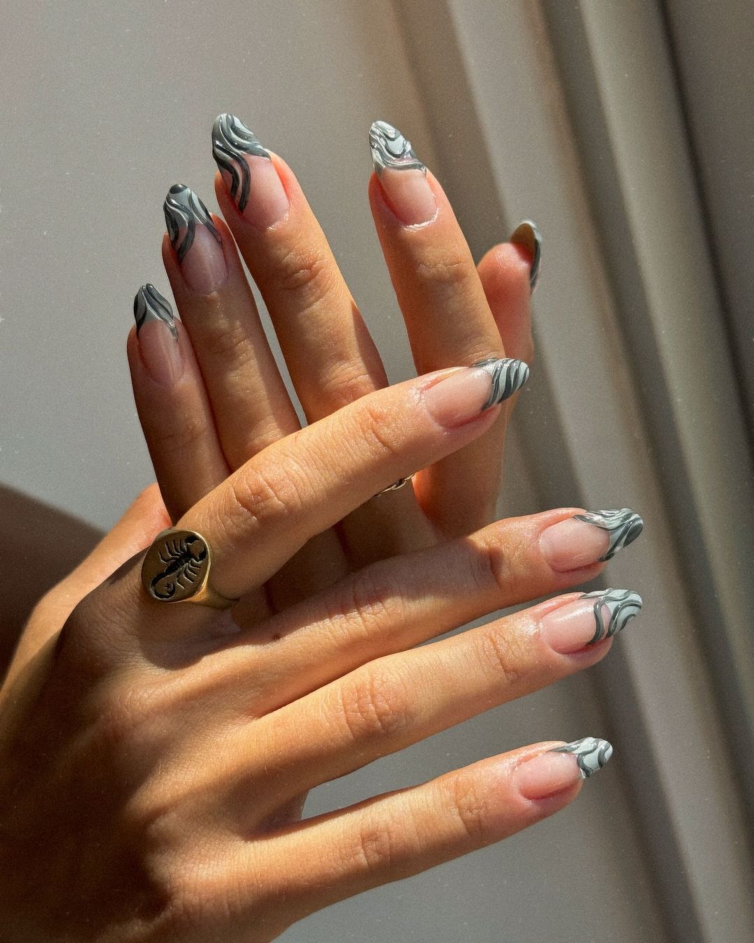 Des ongles gris imprimés en 3D