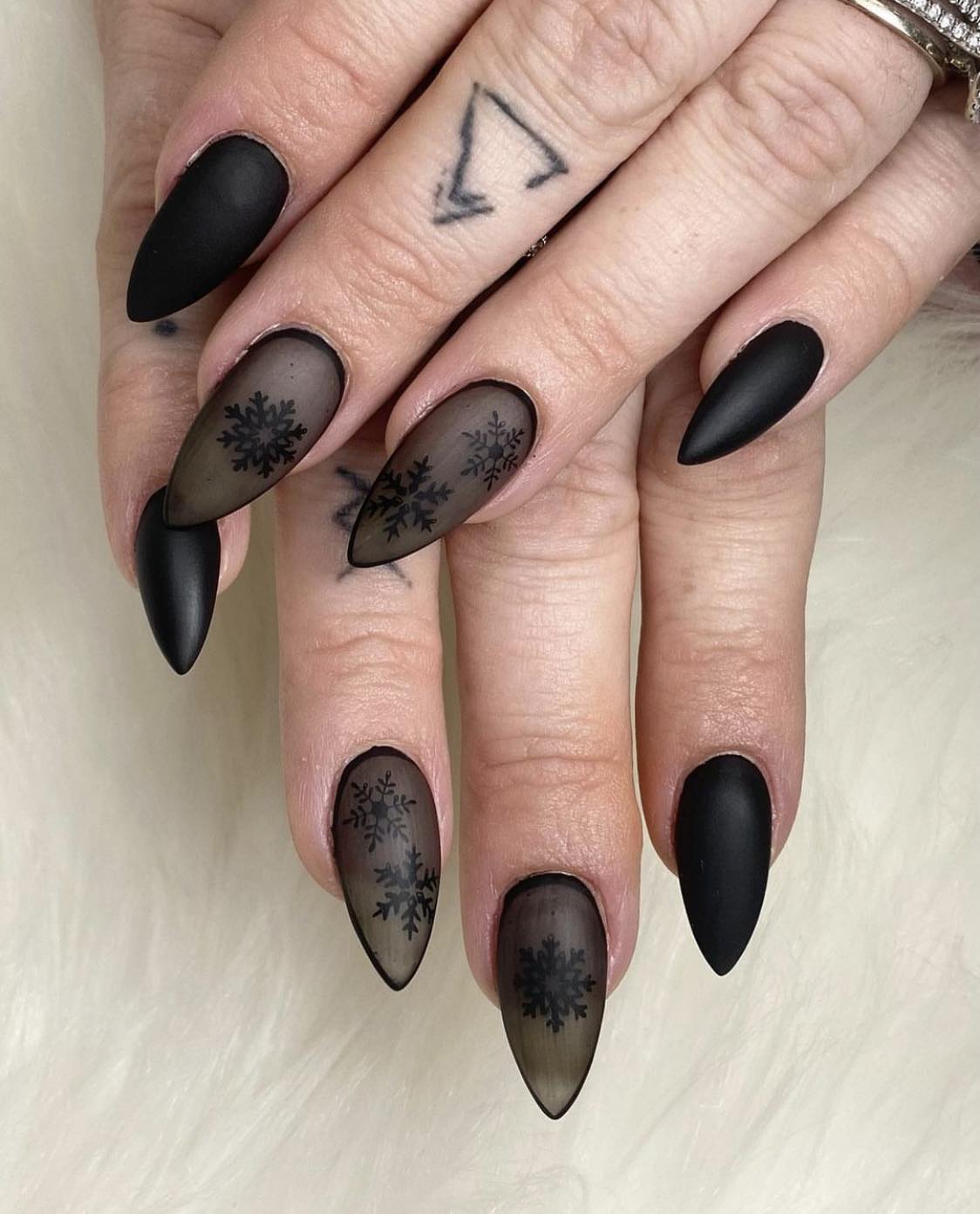 Ongles d'hiver aux amandes noires