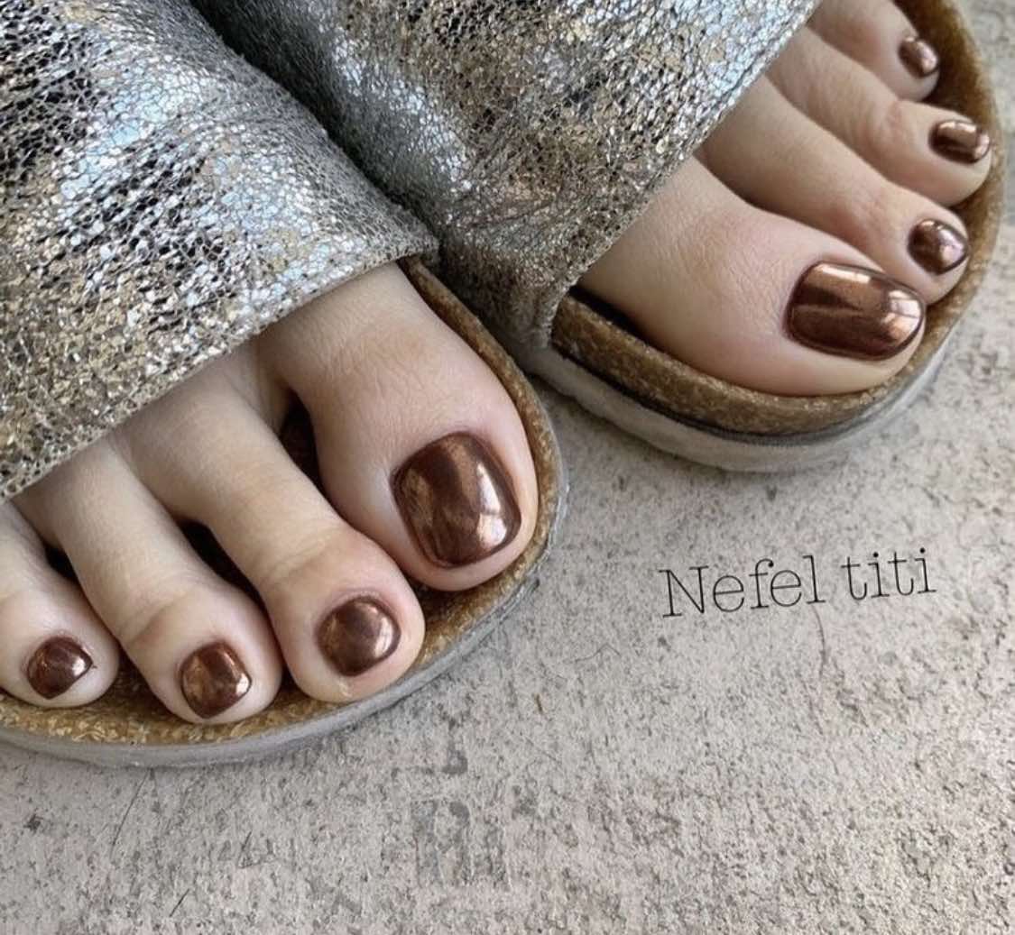 Uñas de los pies marrones cromadas