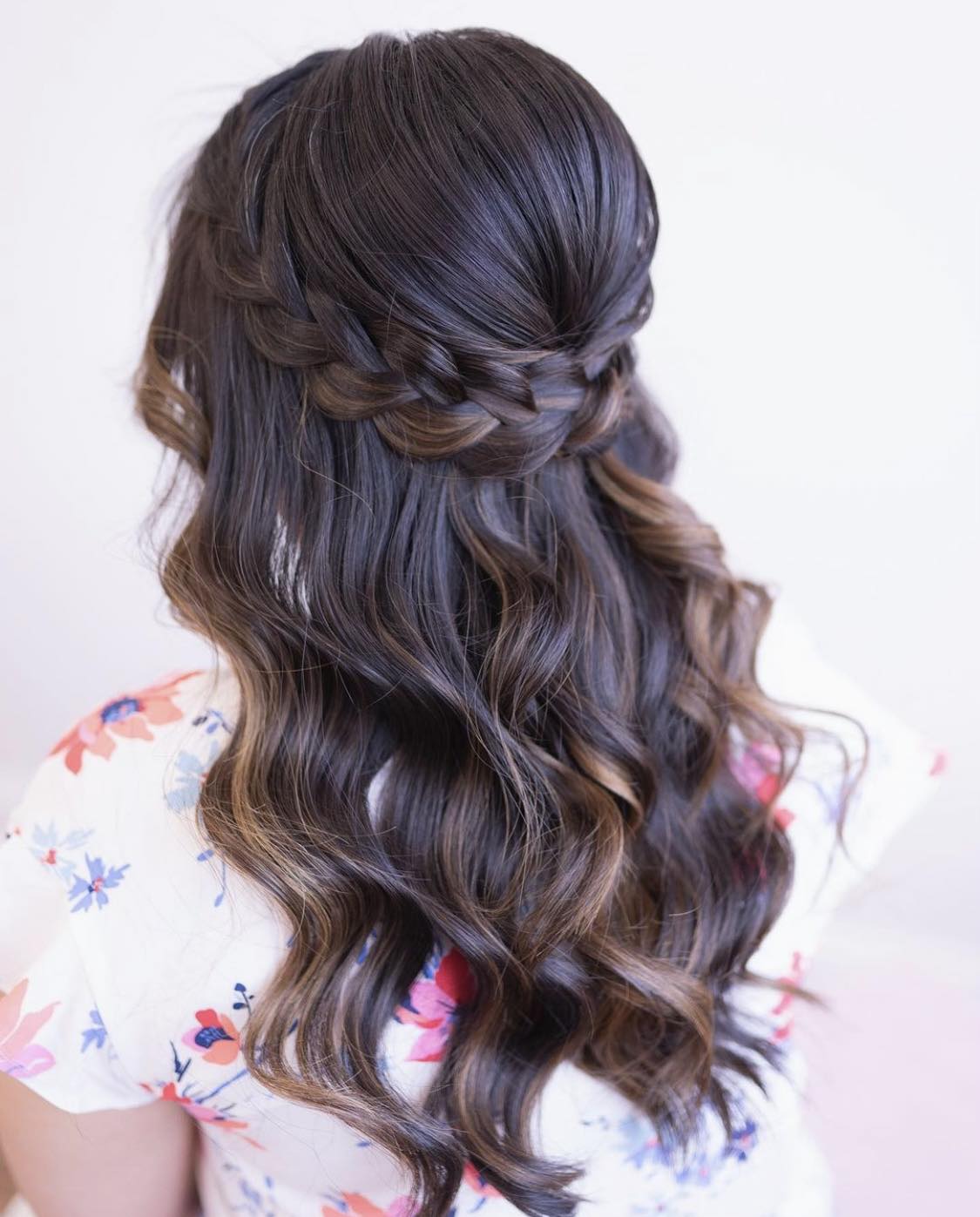 Tresse en couronne mi-haute mi-bas