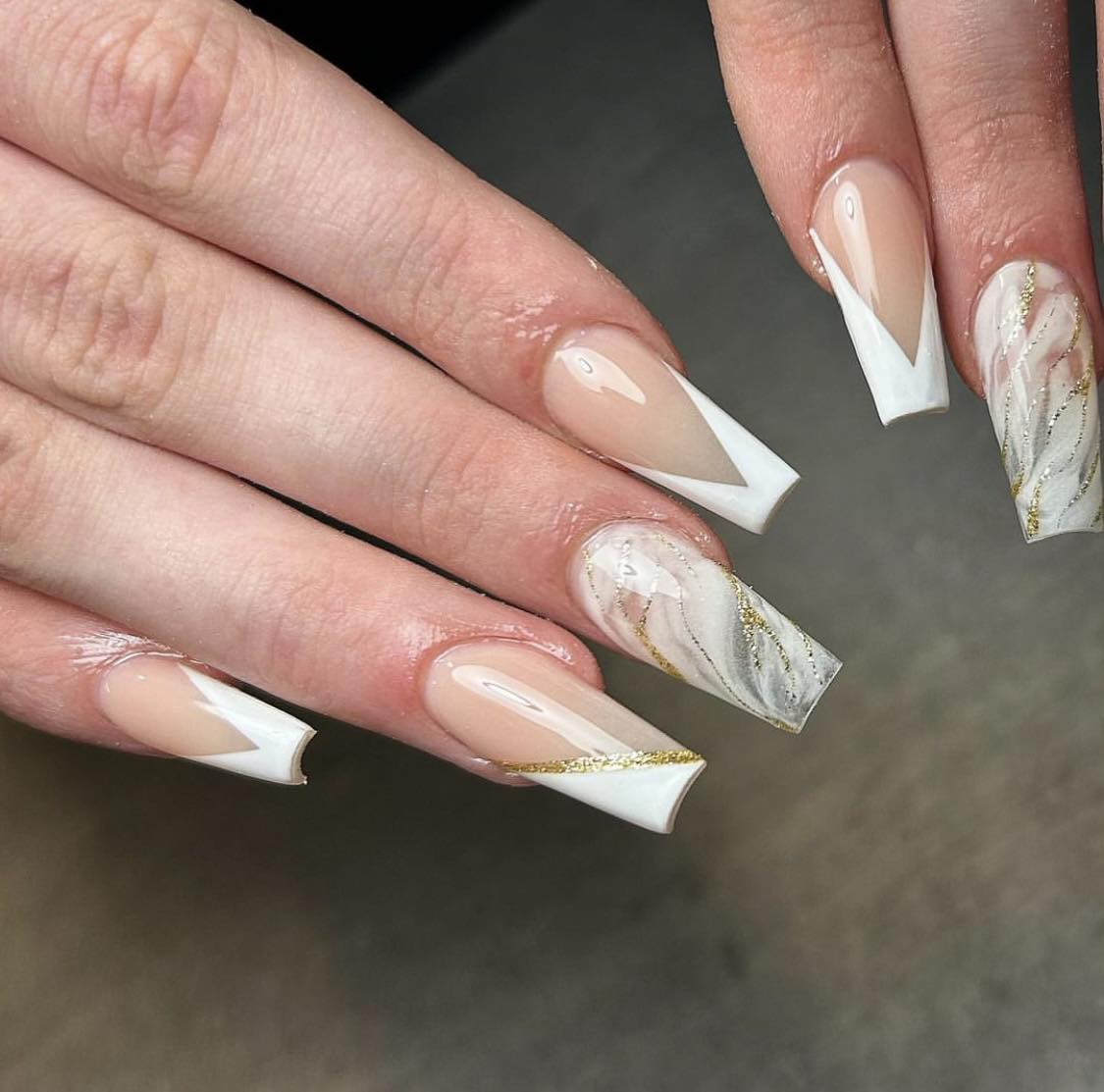 Unhas de mármore branco e dourado