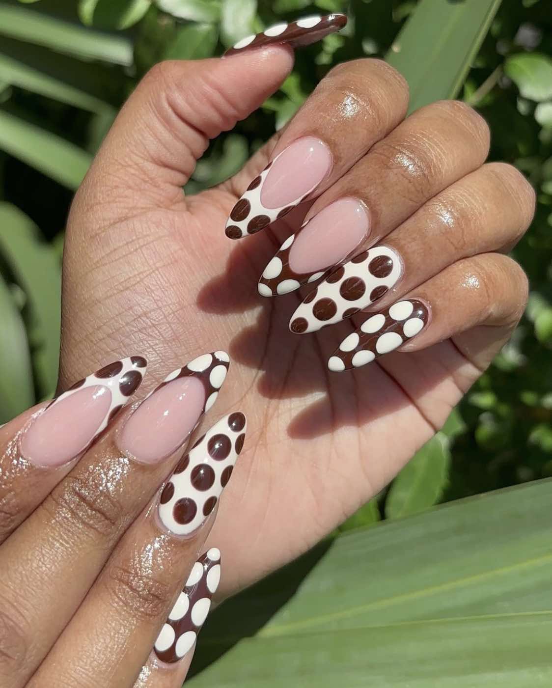 Unhas de outono Nude com Pontos Castanhos e Brancos