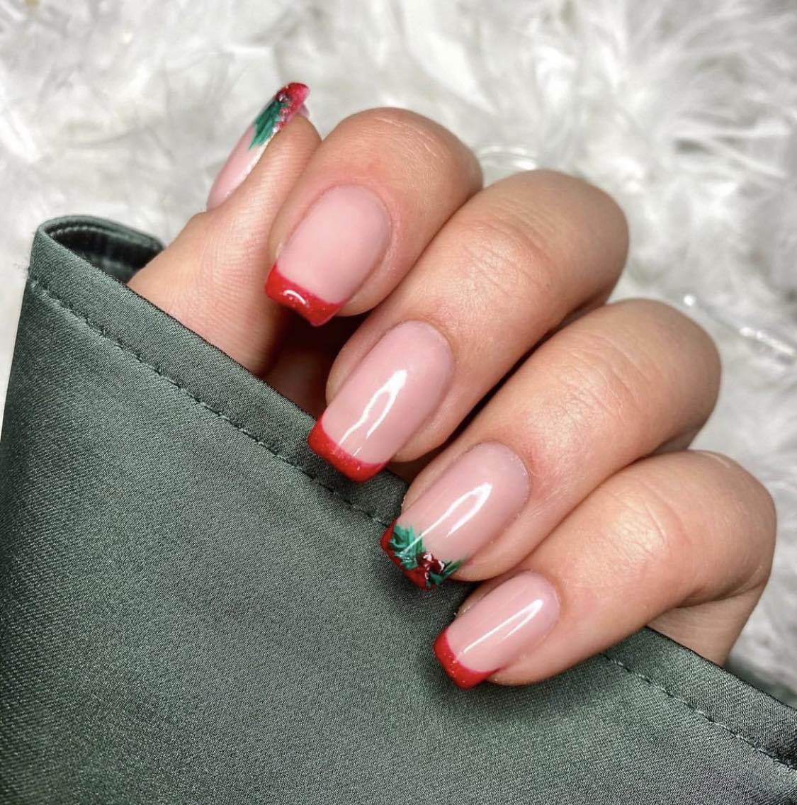 Ongles de Noël courts français rouges