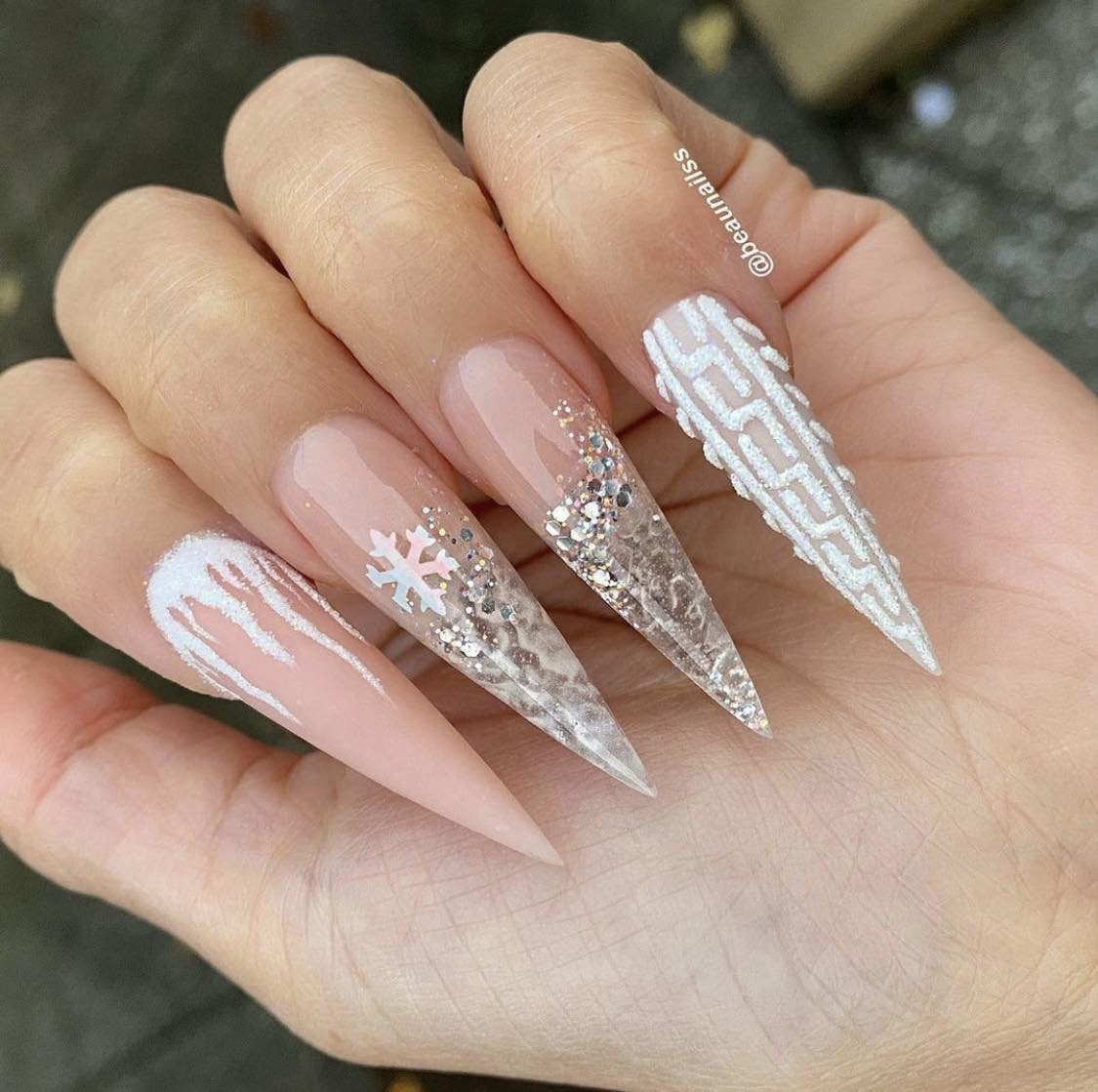 Ongles de Noël blancs en forme de stiletto