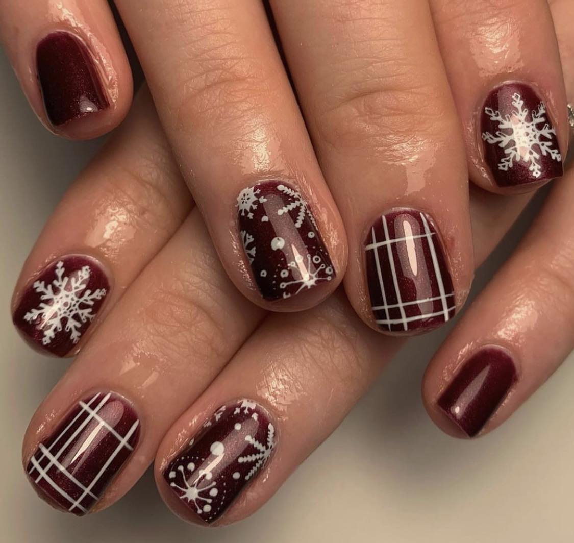 Ongles de Noël courts et bruns