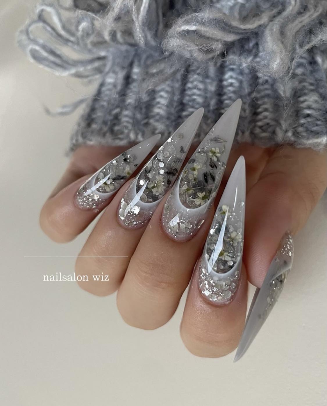 Ongles d'hiver à talons aiguilles gris