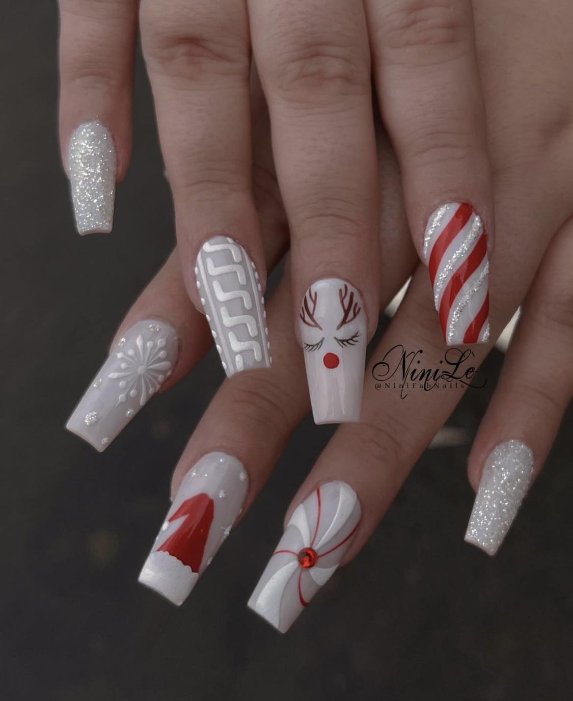 Unhas de Natal vermelhas e brancas