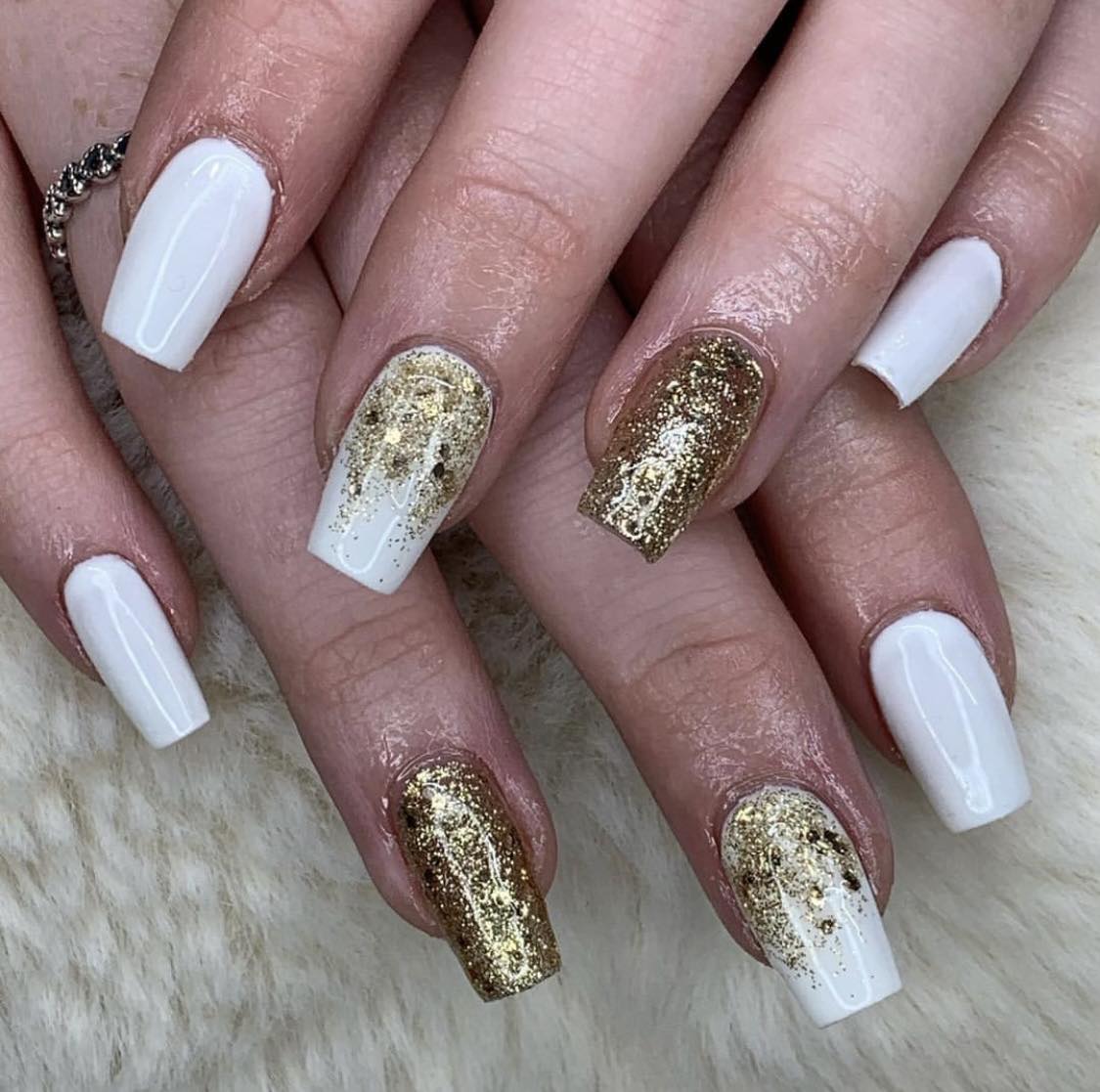 Unhas com purpurinas brancas e douradas