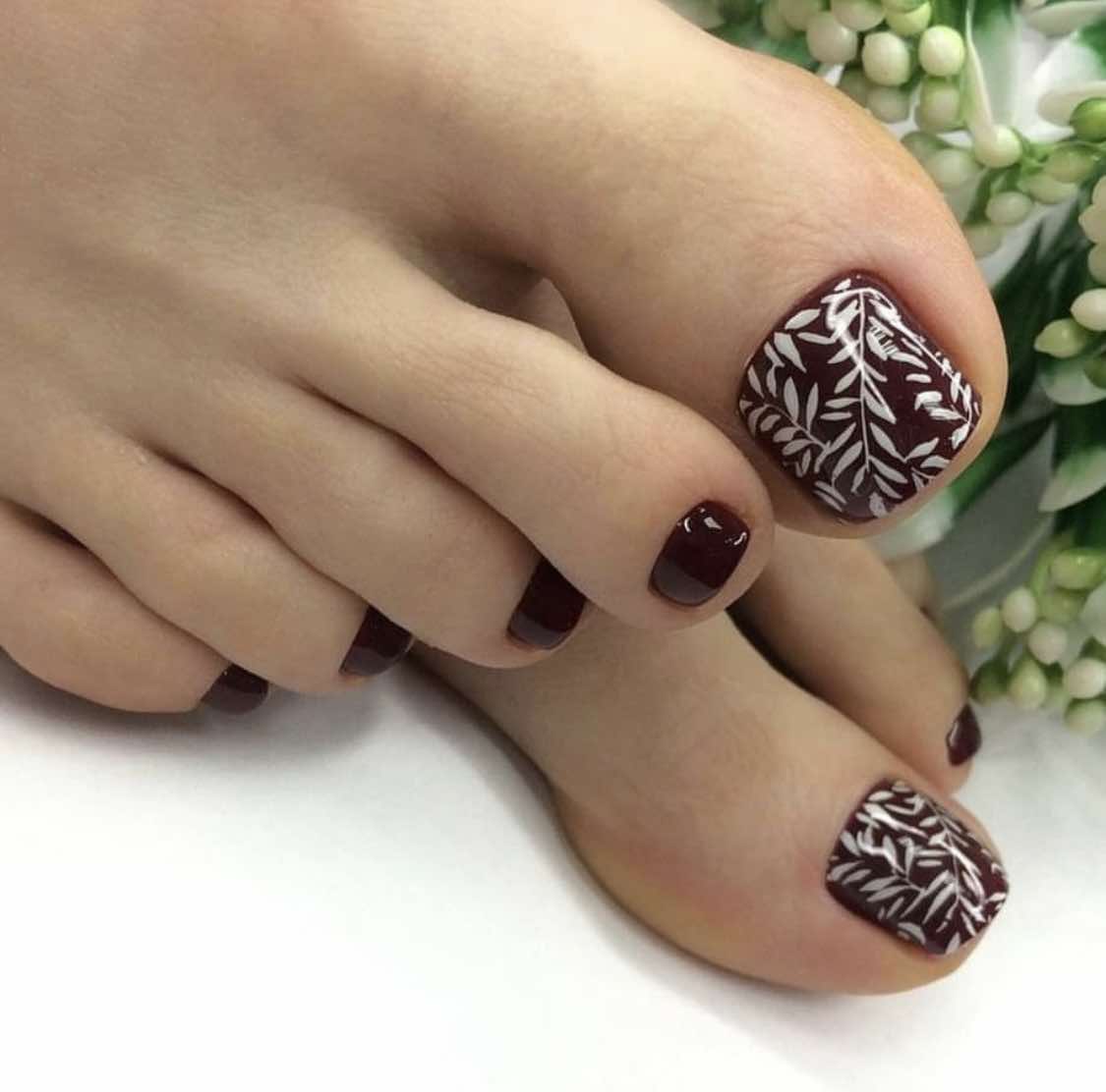 Uñas de los pies marrones con hojas