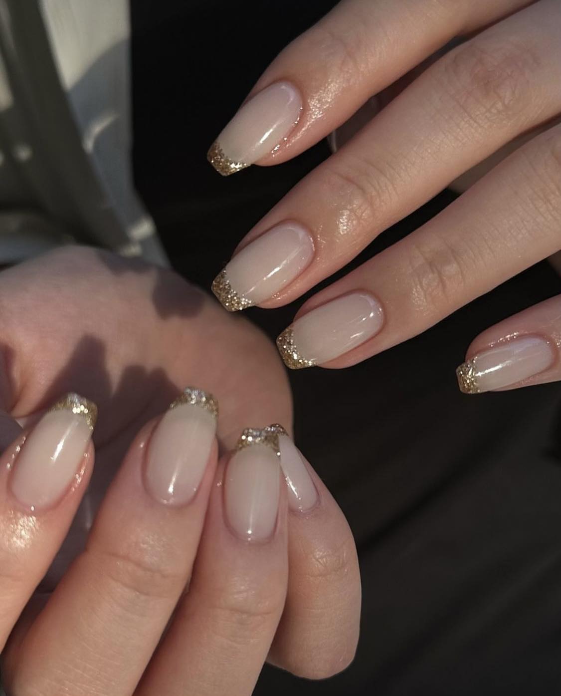 Ongles d'hiver français à paillettes d'or