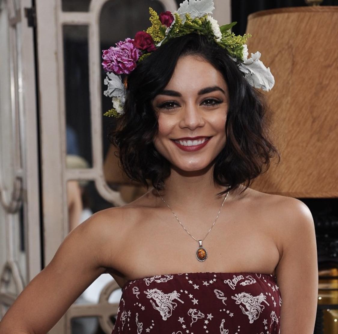 Penteado Hoco para cabelo curto com coroa de flores