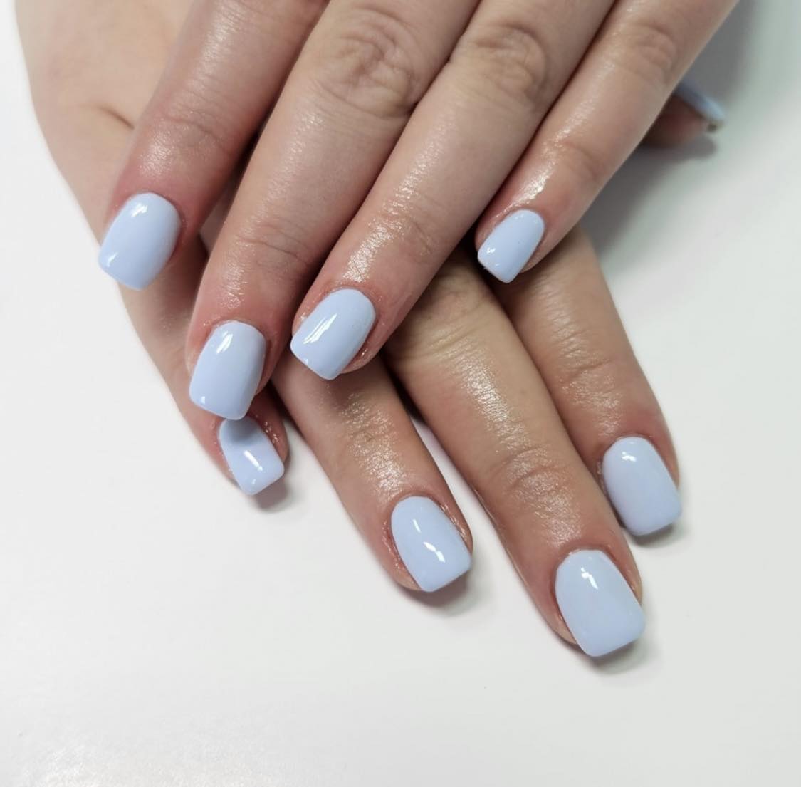 Ongles courts classiques bleu clair