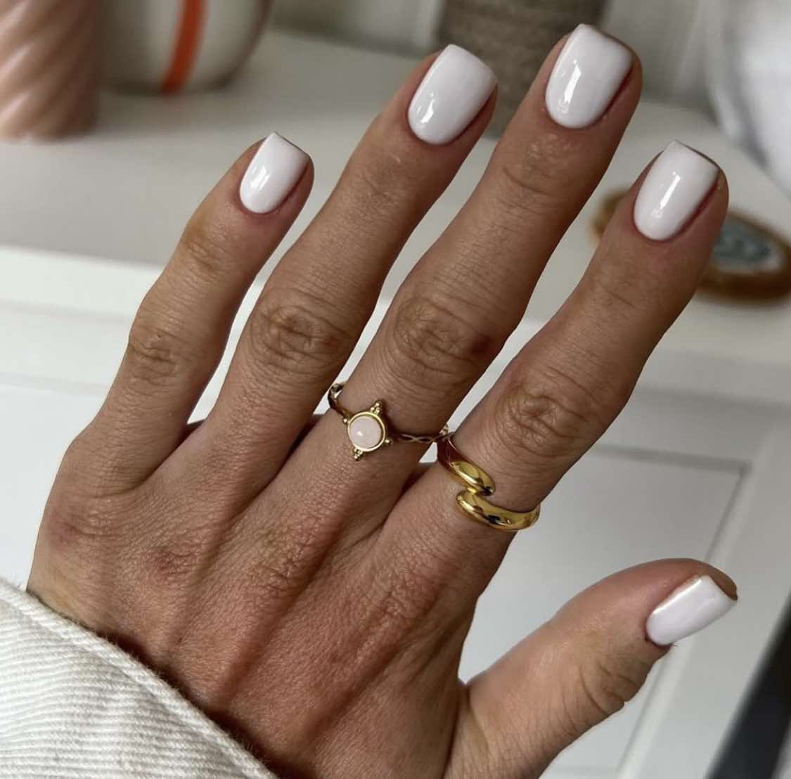 Uñas cortas clásicas blancas de otoño