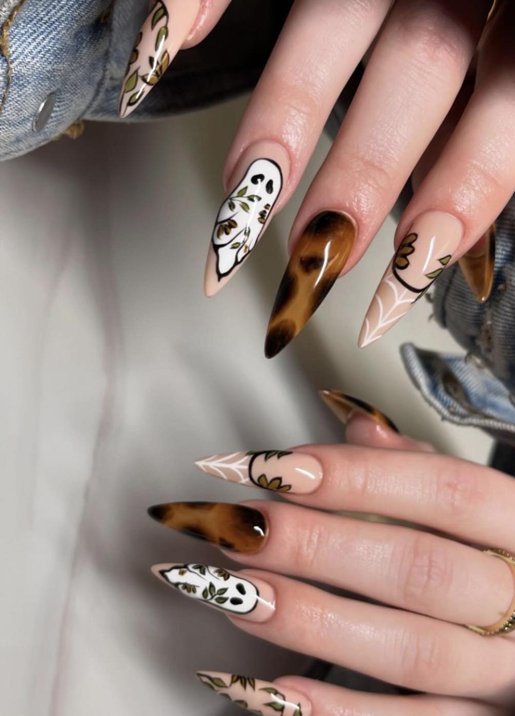 Ongles d'automne en forme de stiletto et de tortue