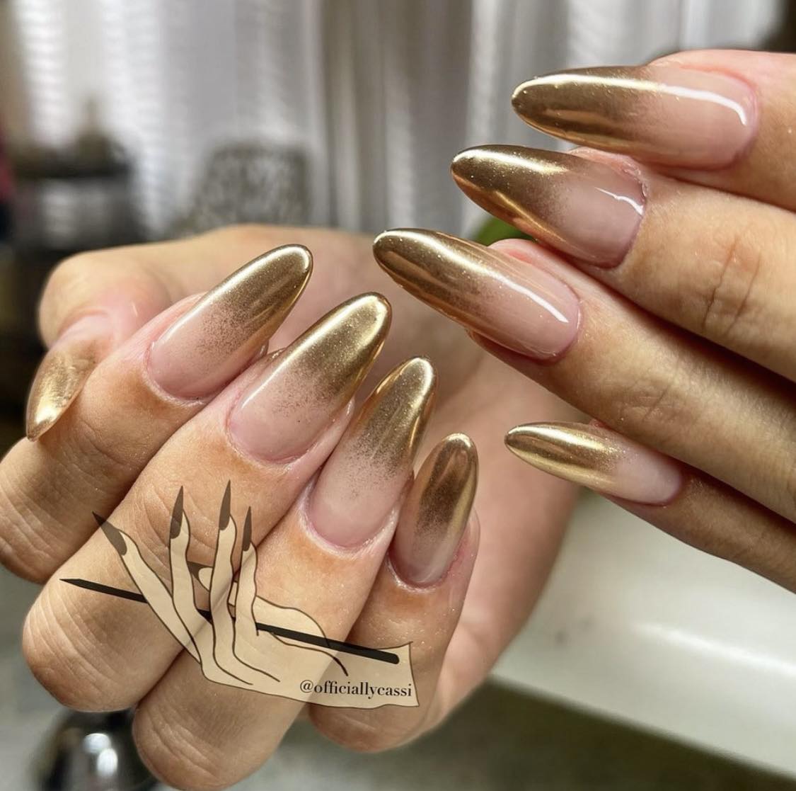 Ongles chromés ombrés d'or