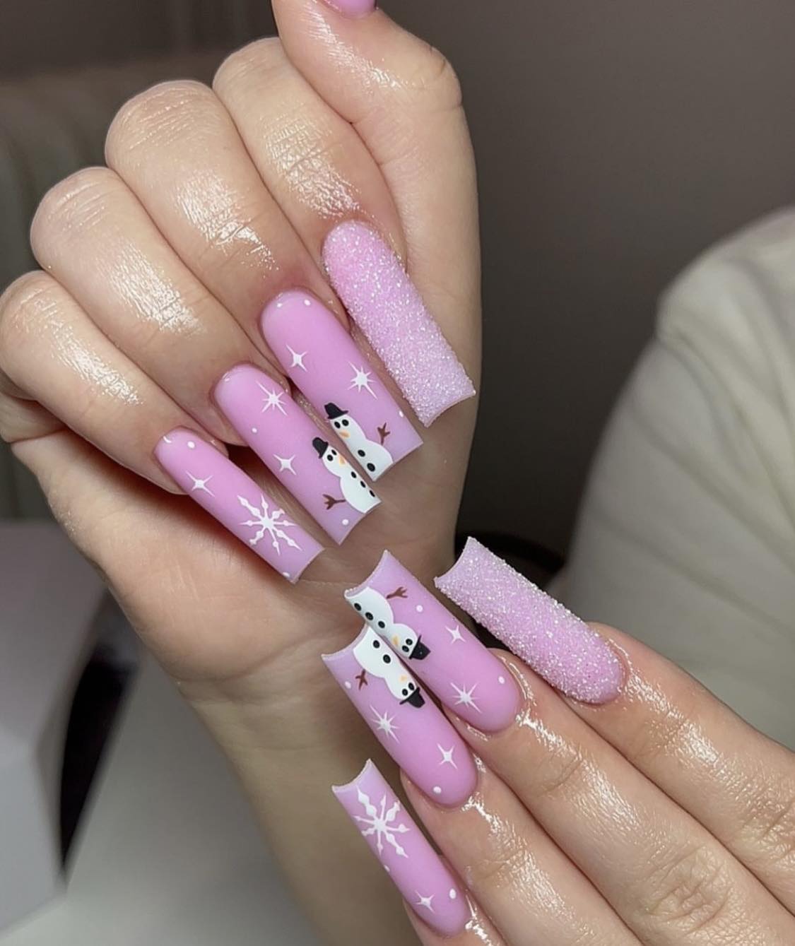 Longs ongles roses d'hiver