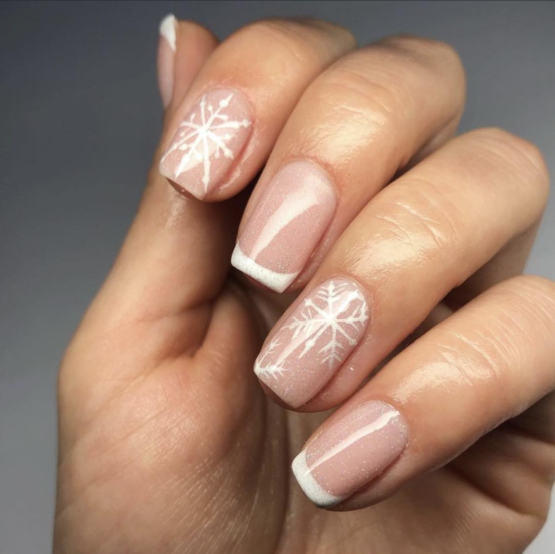 Uñas cortas de Navidad blancas con punta francesa