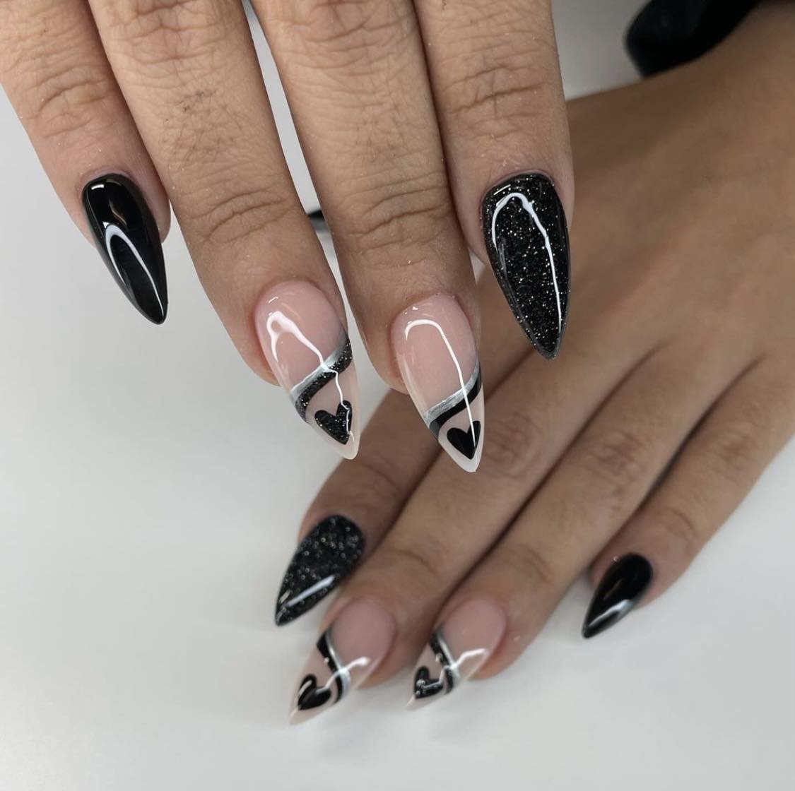 Ongles noirs pailletés avec cœurs