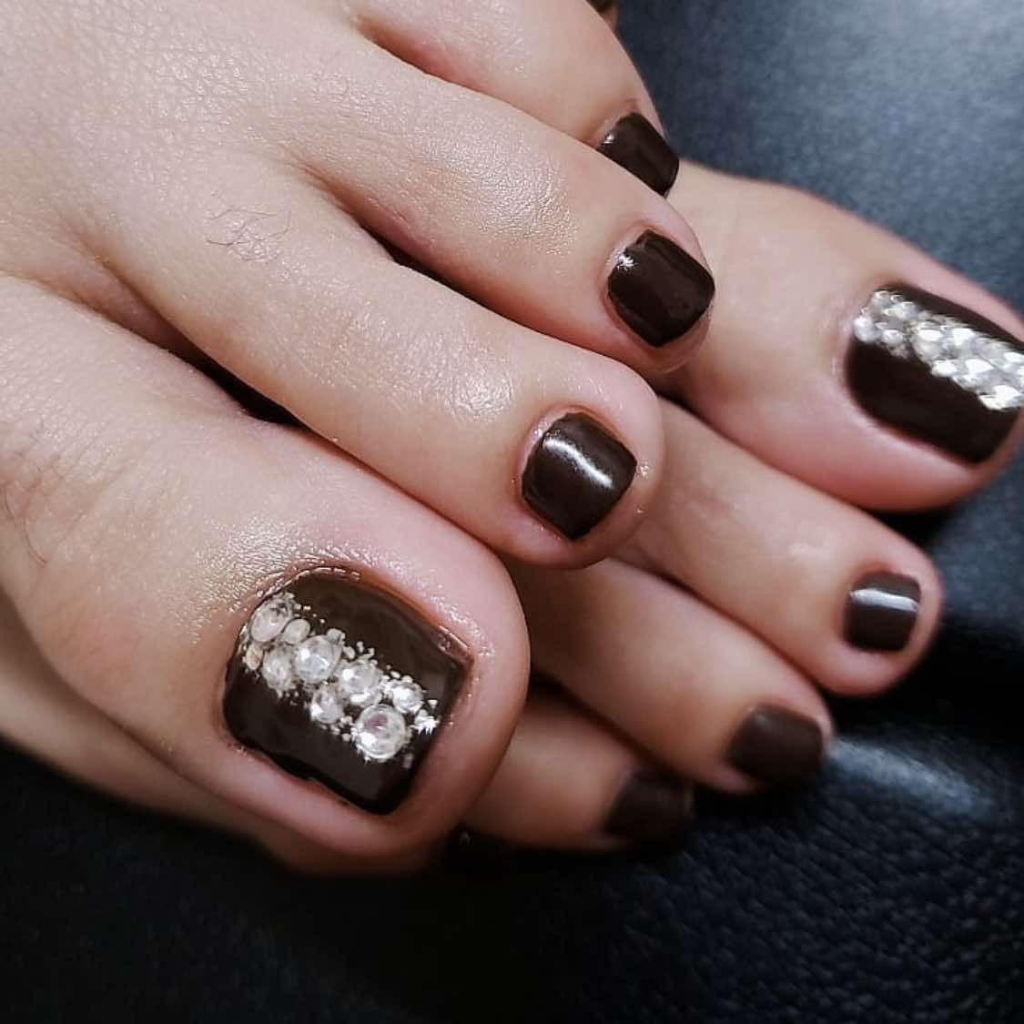 Uñas de los pies marrones con diamantes de imitación