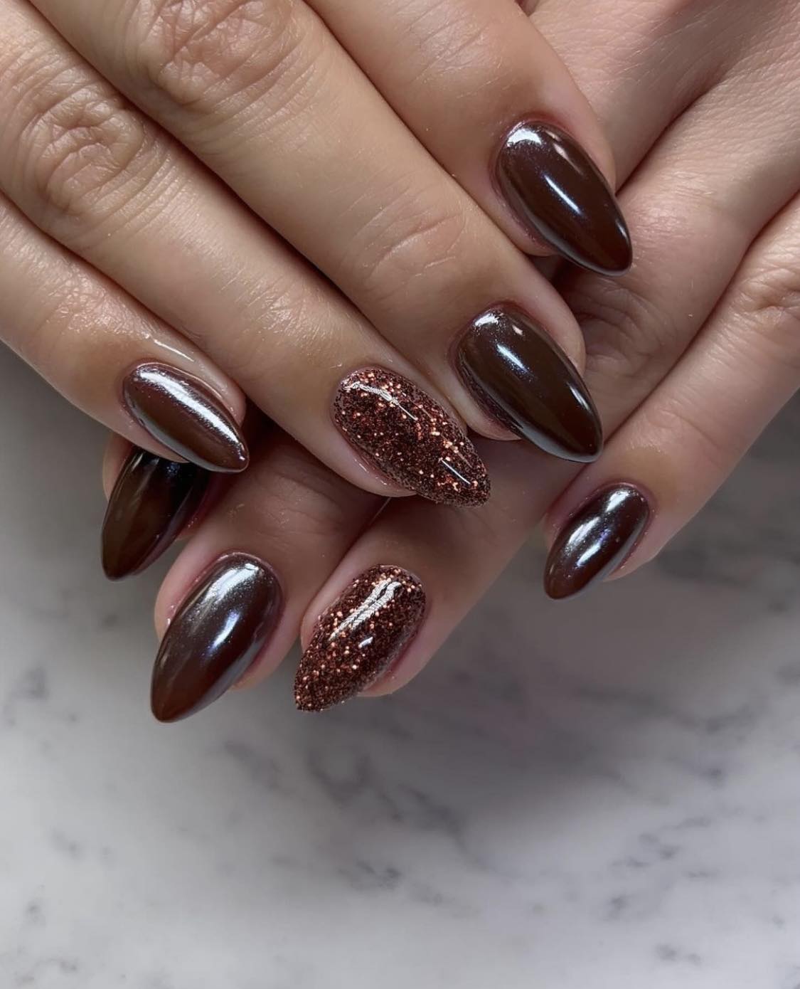 Unhas cromadas castanhas brilhantes